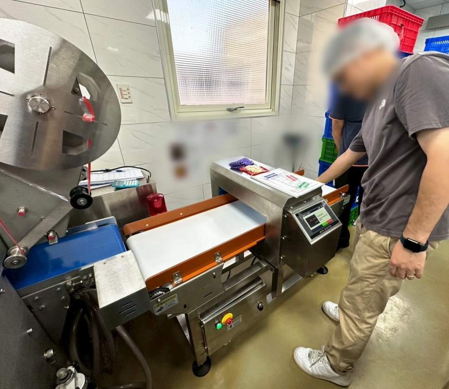 AH-3015金屬檢測機正面